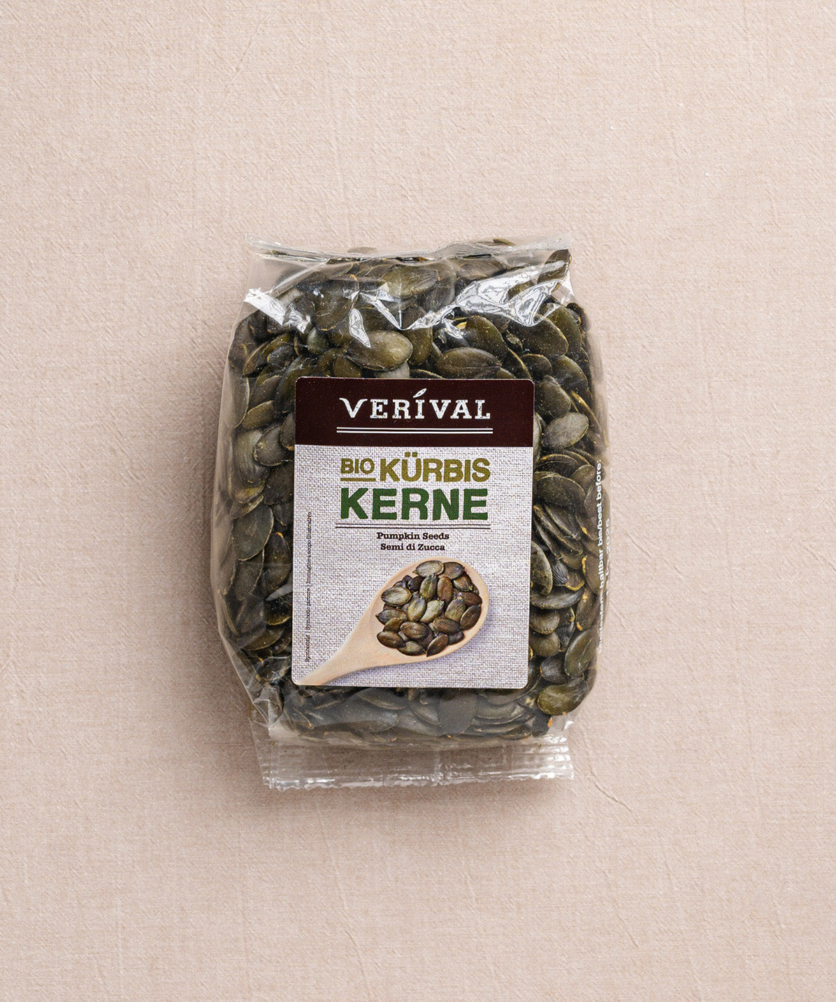Eine Packung mit Kürbiskerne von Verival Bio GmbH, reich an essentiellen Nährstoffen.