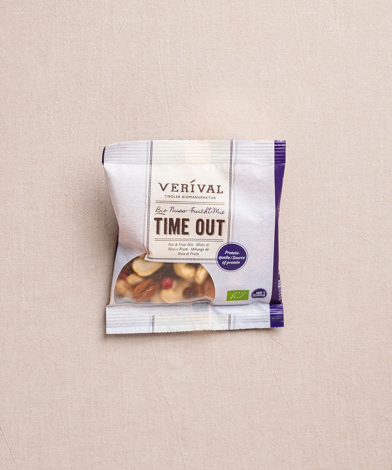 Eine kleine Packung des Time Out Snackmix von Verival Bio bietet eine köstliche Mischung aus Cashews und Früchten, hervorgehoben als Bio.