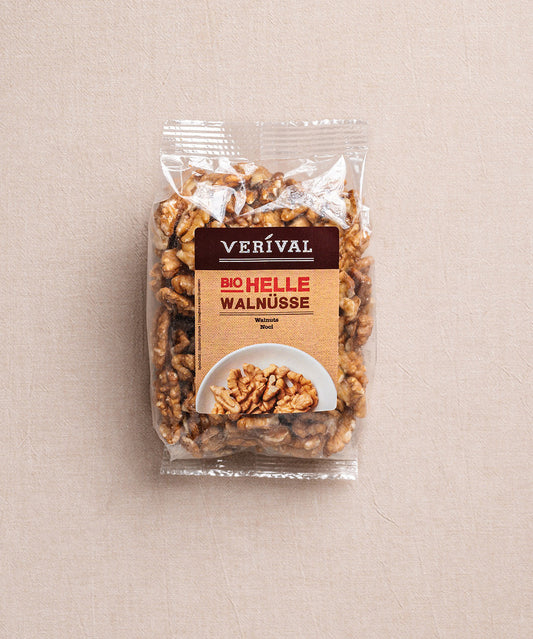 Vor neutralem Hintergrund präsentiert sich eine Walnüsse-Packung von Verival Bio, reich an Omega-3-Fettsäuren, mit der Aufschrift „Bio Helle Walnüsse“.