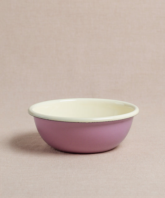 Eine runde, flache Riess Emaille-Schüssel mit rosafarbener Außenseite und cremefarbener Innenseite, perfekt für Ihren Porridge, auf einem neutralen Hintergrund platziert.