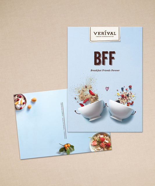 Zwei Werbeflyer für das Produkt „Postkarte/Geschenkkarte (verschiedene Motive)“ der Verival Bio GmbH zeigen auf der einen Seite zwei Schalen mit Frühstückszutaten und auf der Rückseite die Möglichkeit, Ihr Geschenkset für ein einzigartiges Erlebnis zu personalisieren.