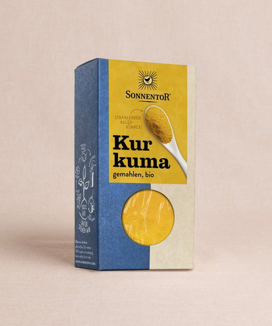 Sonnentors Kurkuma gemahlen präsentiert sich in blau-gelber Verpackung. Ein Löffel mit diesem kernigen Superfood unterstreicht seinen Bio-Charakter. Ideal fürs Frühstück: Das Etikett „Kurkuma gemahlen, bio“ garantiert Qualität und Geschmack in jedem Löffel.