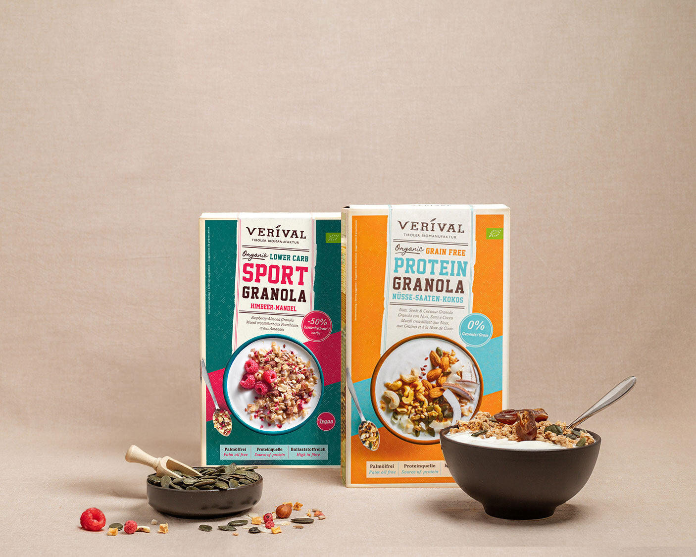 Packungen der Verival-Produkte Lower Carb Sport Granola Himbeer-Mandel und Grain Free Protein Granola Nüsse-Saaten-Kokos