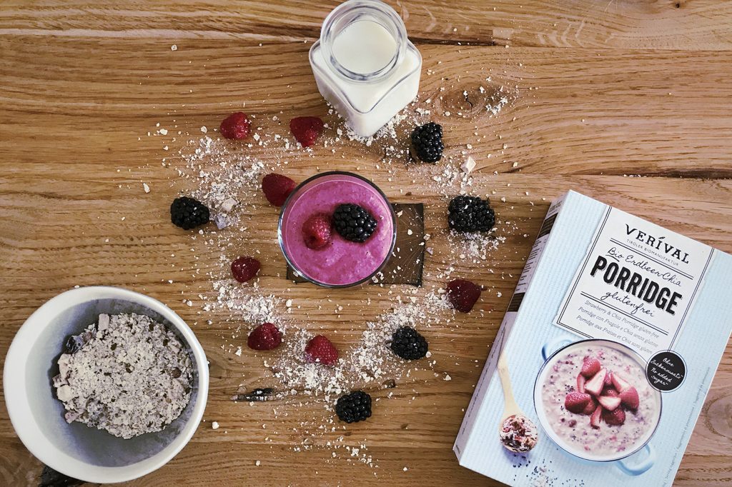 Breakfast smoothie with berries and porridge (vegan)