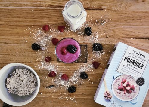 Breakfast smoothie with berries and porridge (vegan)