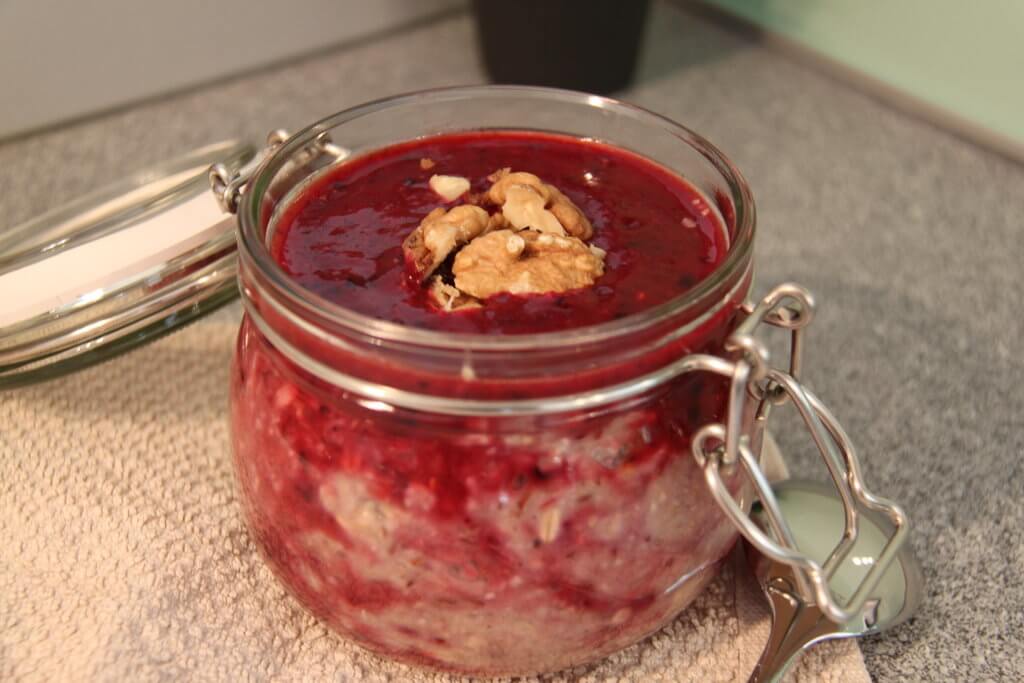 Recipe: Porridge with berry sauce