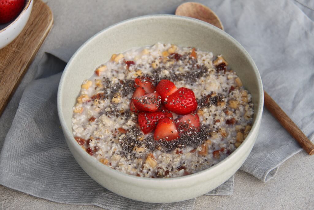 Erdbeer Chia Porridge Mit Gewuerzen