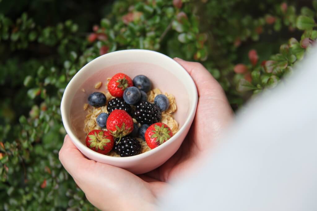 Fruehstueck Im Sommer Porridge