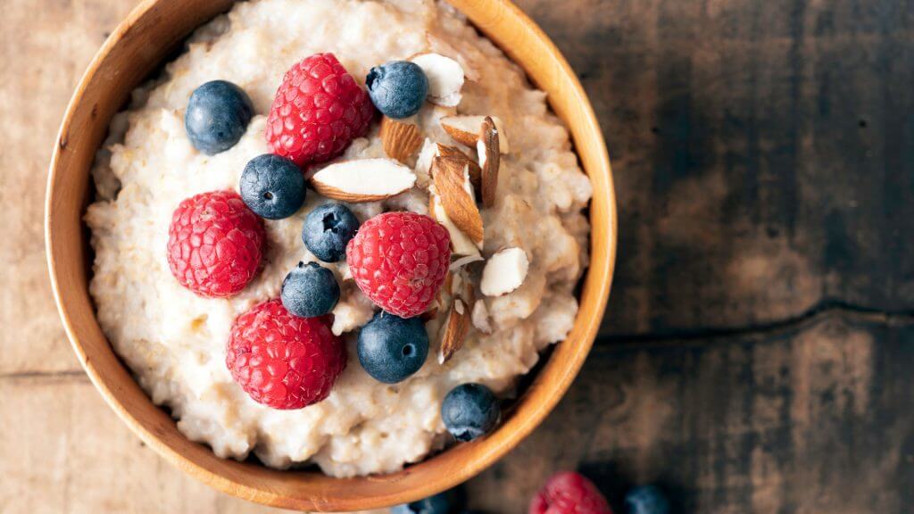 Porridge mit Beeren und Zimt oder Kakao