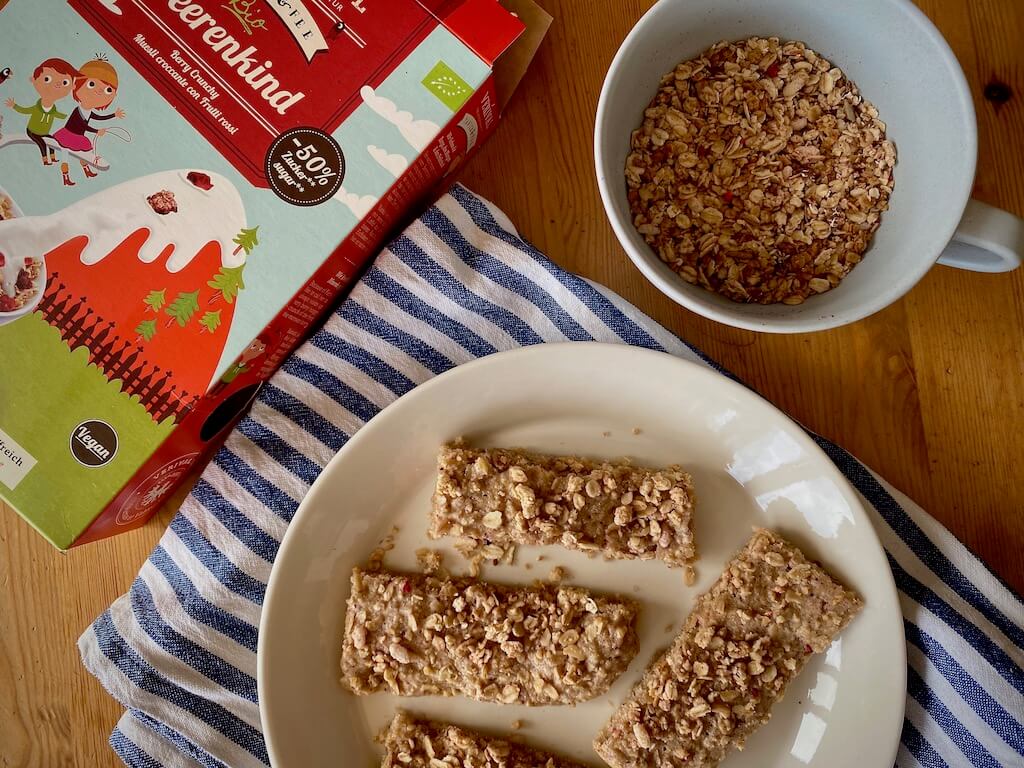 Recipe: Berry Crunchy Bars with Coconut