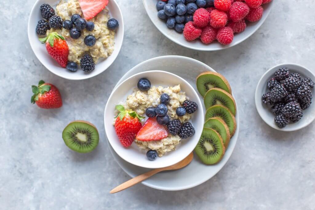 Porridge with berries - a healthy, hot breakfast!