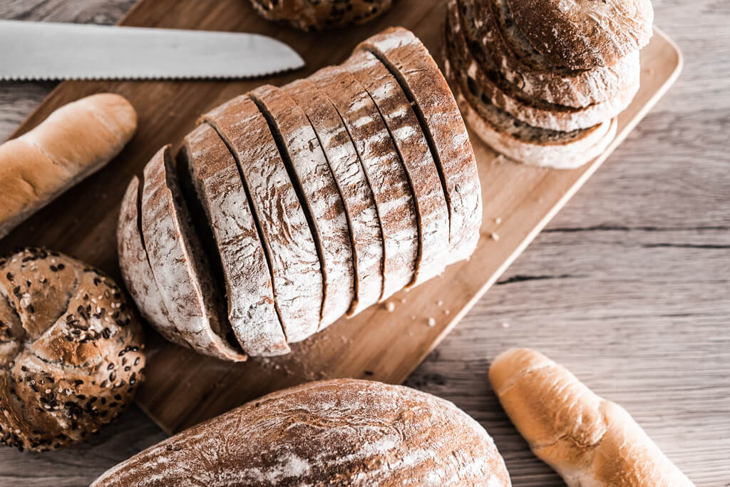 Normales Brot und Gebäck enthalten Gluten!