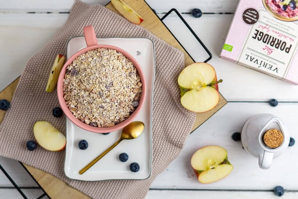 Ein ballaststoffreiches Porridge mit frischem Obst ist ein perfekter Start in den Tag