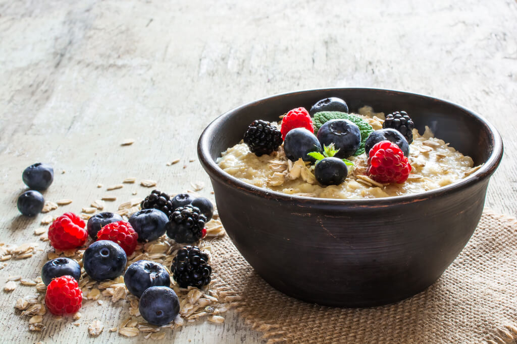 Porridge mit frischen Beeren steckt voller gesunder Nährstoffe