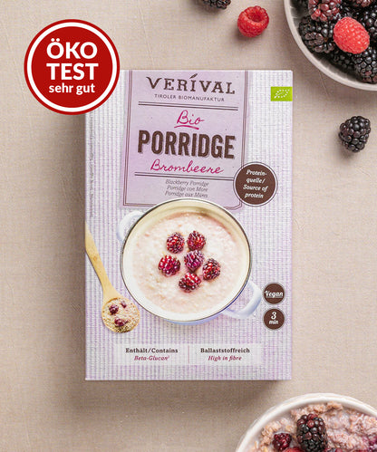 Eine Packung Verival Bio GmbH Bio Brombeer Porridge, mit Brombeer-Topping Porridge auf der Packung und einem roten ÖKO TEST sehr gut Etikett oben links - perfekt für ein veganes Frühstück.