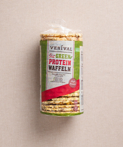 Eine Packung Green Protein Waffeln von Verival Bio bietet hohen pflanzlichen Proteingehalt. Die Verpackung kennzeichnet das Produkt als vegan und glutenfrei und enthält klare Angaben zu Zutaten und Nährwerten.