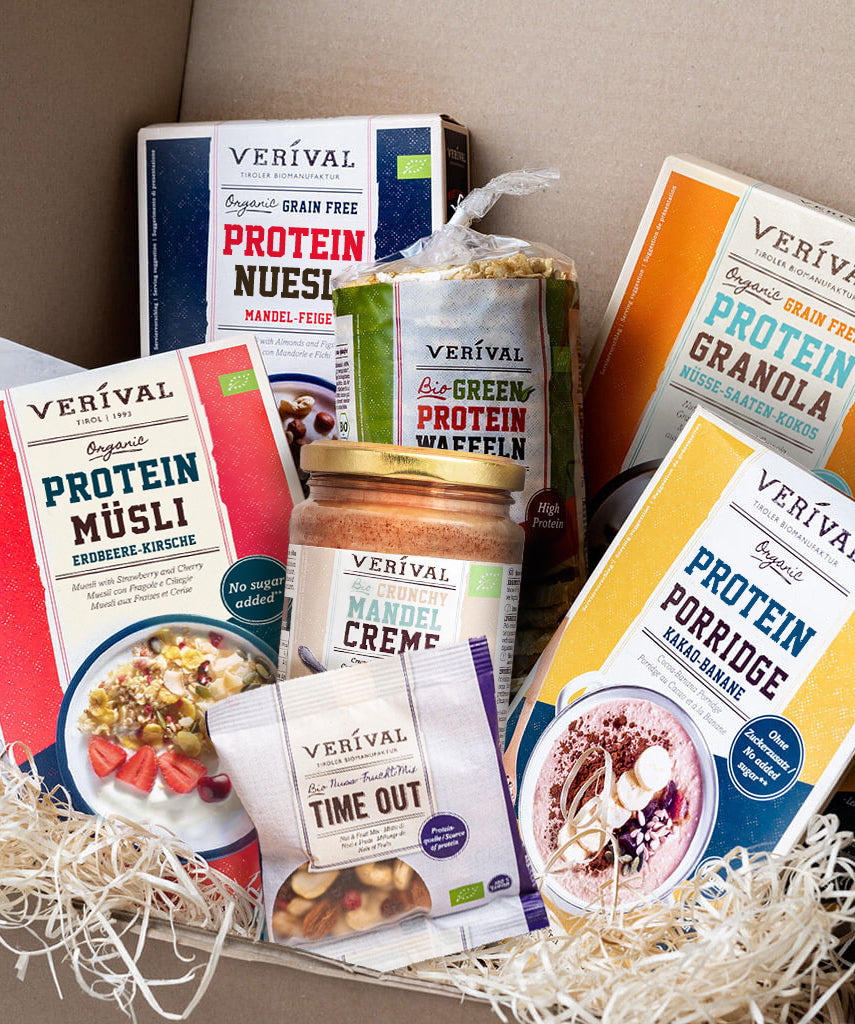 Das Set "Protein Breakfast" der Verival Bio GmbH enthält Bio-Protein-Cerealien, Granola, Müsli, Porridge und Snack-Riegel - eine perfekte pflanzliche Proteinquelle für Ihr Frühstück, attraktiv präsentiert auf Packungsstroh.