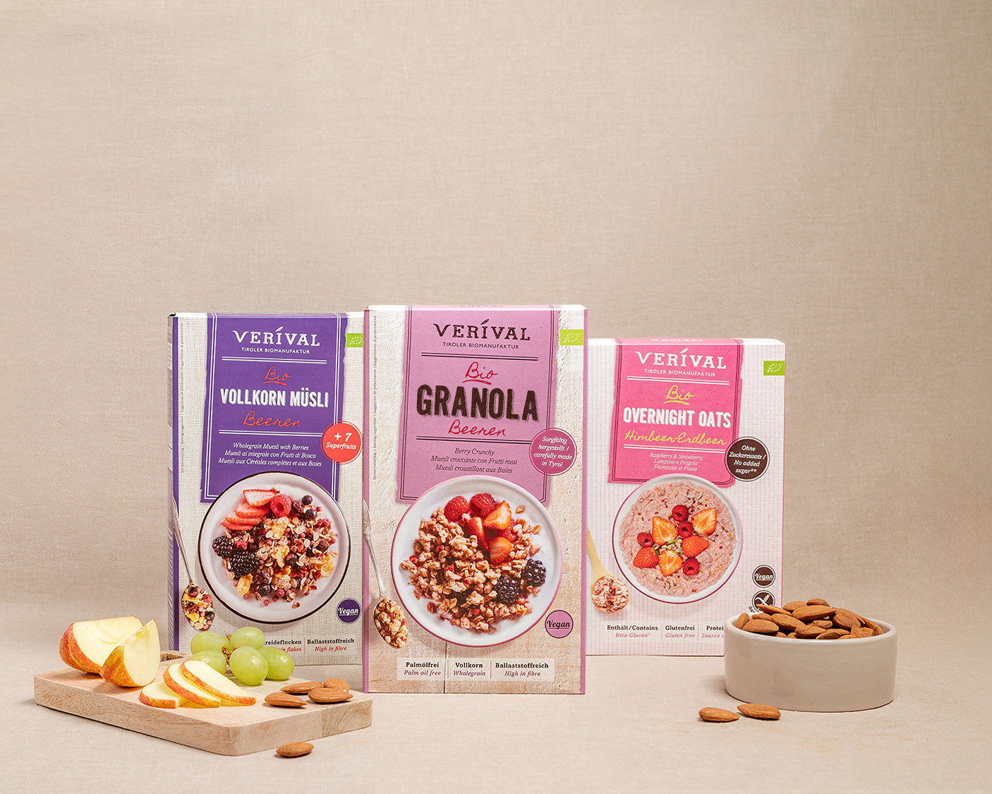 Packungen der veganen Verival-Produkte Beeren-Vollkorn Müsli, Beeren Granola und Himbeer-Erdbeer Overnight Oats.